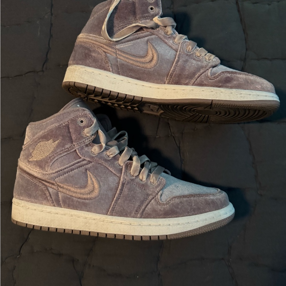 Jordan 1 lavender velvet high size 9